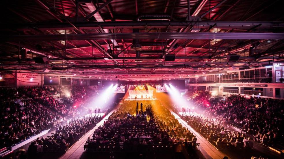 Gottesdienst der Kirche für Oberberg in der Schwalbe Arena